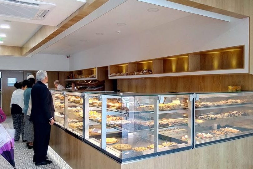 Balcão de pastelaria com bolos em Pedras Rubras